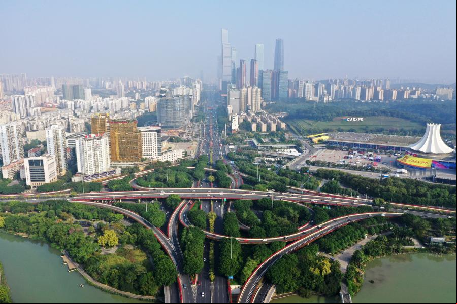 Centro Internacional de Convenciones y Exposiciones de Nanning y los edificios adyacentes en Guangxi