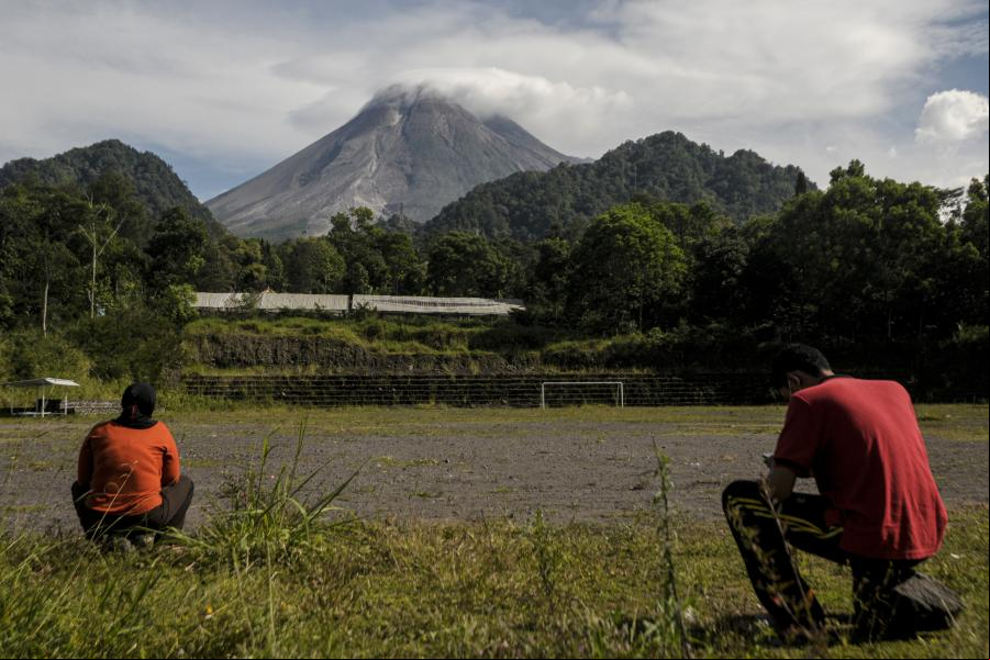 Humo blanco emana del monte Merapi visto desde la aldea de Kaliurang en Indonesia