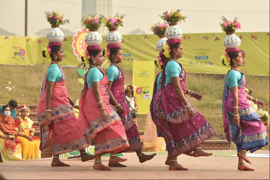 Personas celebran Pohela Falgun en Bangladesh
